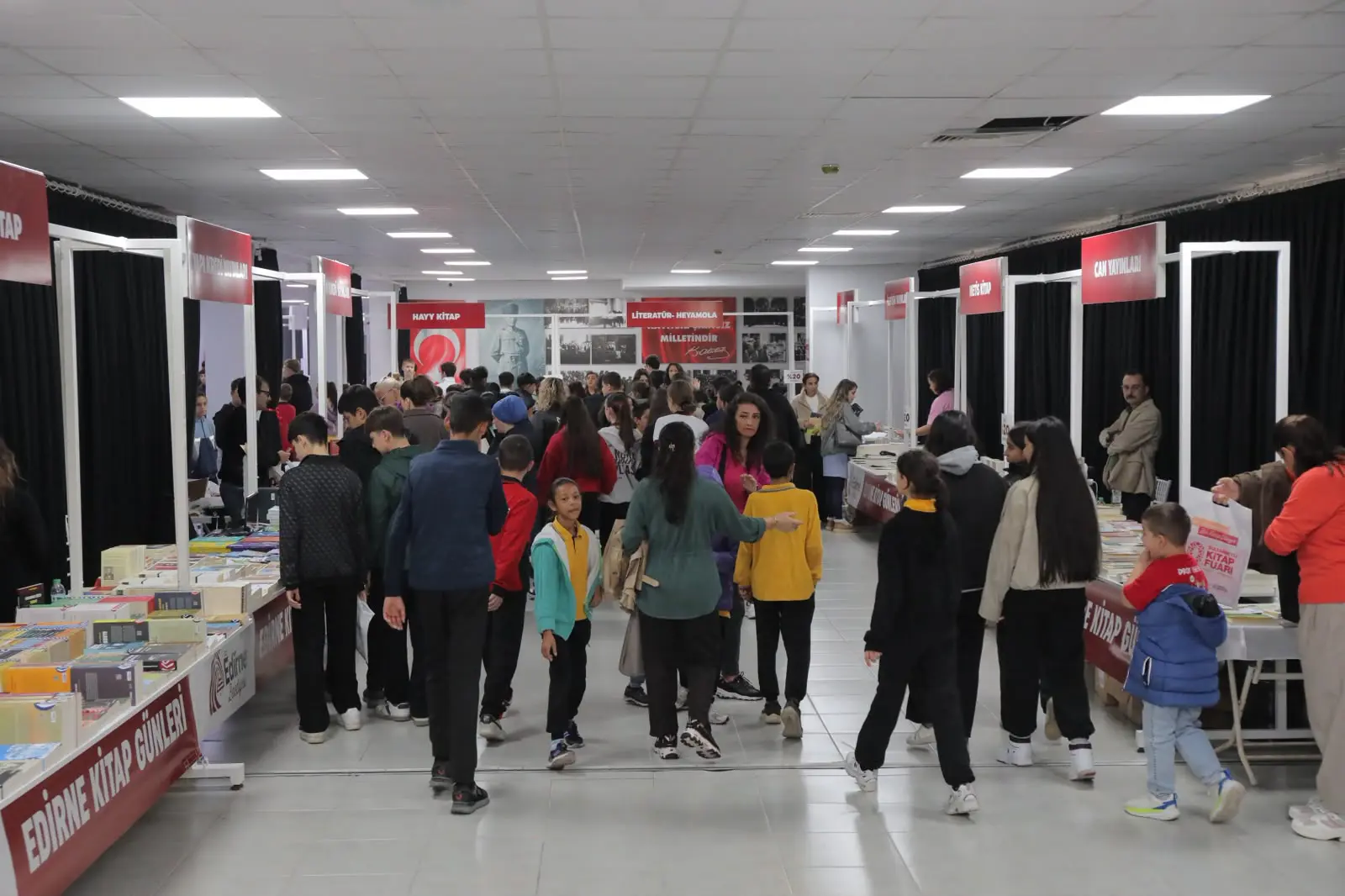 BİNLERCE OKUR, YÜZLERCE HİKAYE, TEK BİR BULUŞMA: 10. GELENEKSEL EDİRNE KİTAP GÜNLERİ TAMAMLANDI galeri görseli
